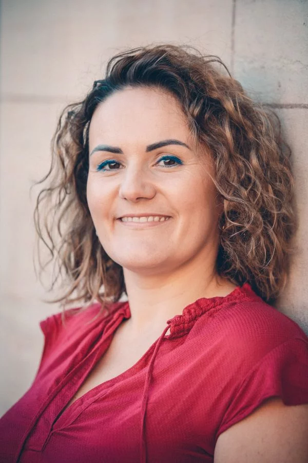 Portrait de la praticienne de maquillage permanent Delphine Beauté, souriante dans son cabinet.